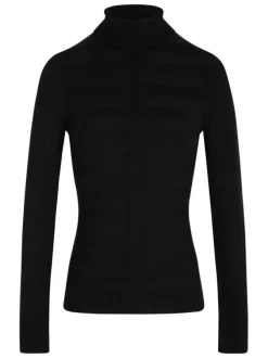 Pull noir pourvu d'un col roulé côtelé et de manches longues