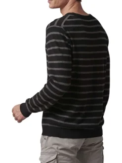 Pull noir rayé avec une coupe droite à col rond et des manches longues