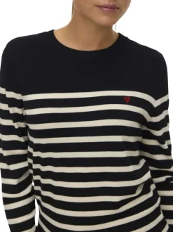 Pull noir à rayures blanches avec une coupe droite et un col rond