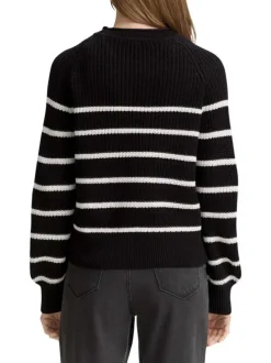 Pull noir à rayures blanches pourvu d'un col rond et de manches longues