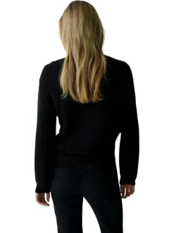 Pull noir uni avec uen coupe droite et des manches longues