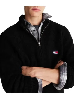 Pull noir uni avec une coupe droite, col camionneur et à manches longues
