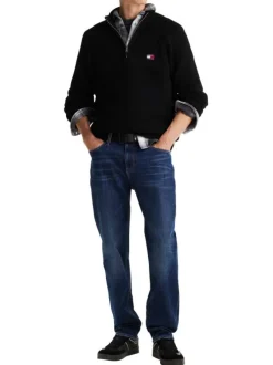 Pull noir uni avec une coupe droite, col camionneur et à manches longues