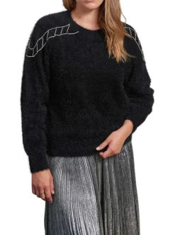 Pull noir uni avec une coupe droite à col rond et bijou décoratif
