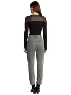 Pull noir uni avec une coupe droite à col rond et des manches longues
