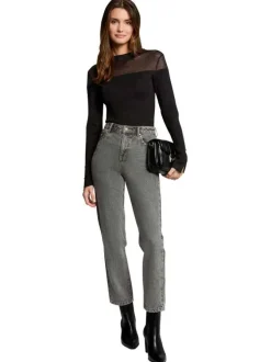 Pull noir uni avec une coupe droite à col rond et des manches longues