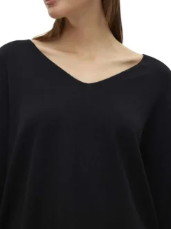 Pull noir uni avec une coupe droite à col v et des manches longues