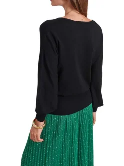 Pull noir uni avec une coupe droite à col v et des manches longues