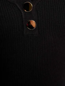 Pull noir uni avec une coupe droite à col v et des manches longues