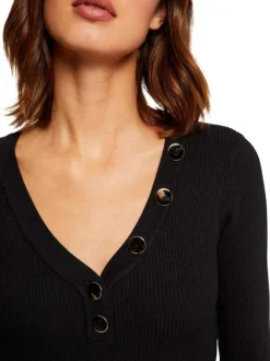 Pull noir uni avec une coupe droite à col v et des manches longues