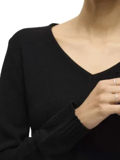Pull noir uni avec une coupe droite et des manches longues