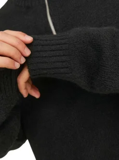 Pull noir uni avec une coupe droite et un col montant zippé