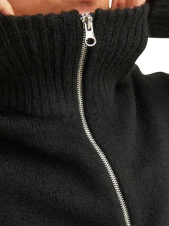 Pull noir uni avec une coupe droite et un col montant zippé