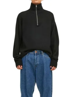 Pull noir uni avec une coupe droite et un col montant zippé