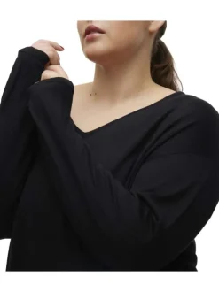 Pull noir uni avec une coupe droite un col en V et des manches longues