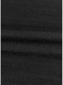Pull noir uni avec une coupe droite un col rond et des manches longues