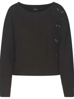 Pull noir uni avec une coupe droite un col rond large et à bijoux sur le flanc