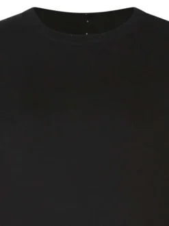 Pull noir uni avec une coupe près du corps et des manches longues