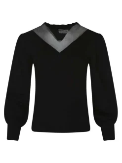 Pull noir uni avec une coupe près du corps et des manches longues