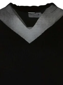 Pull noir uni avec une coupe près du corps et des manches longues