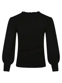 Pull noir uni avec une coupe près du corps et des manches longues