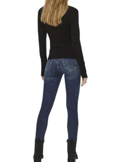 Pull noir uni avec une coupe près du corps et un col roulé