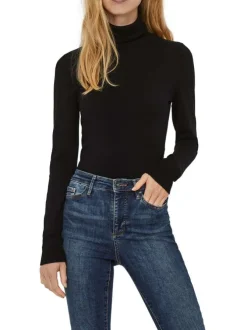 Pull noir uni avec une coupe près du corps et un col roulé