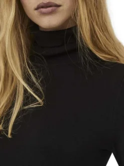Pull noir uni avec une coupe près du corps et un col roulé