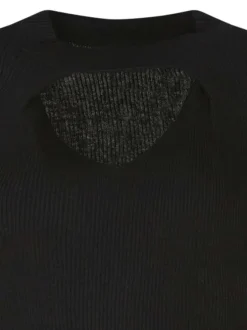 Pull noir uni avec une coupe près du corps et une ouverture sous le col