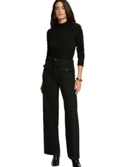 Pull noir uni coupe ajustée avec un col montant et des manches longues