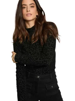 Pull noir uni coupe ajustée avec un col montant et des manches longues