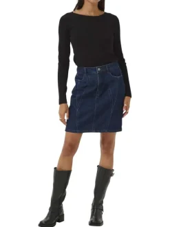 Pull noir uni coupe ajustée avec un col rond et des manches longues
