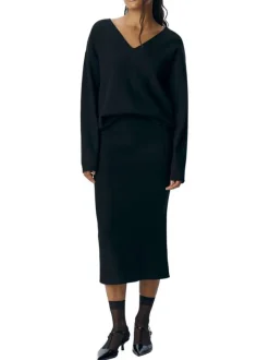 Pull noir uni coupe ample pourvu d'un col v et de manches longues