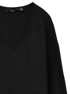 Pull noir uni à coupe droite avec un col v et des manches longues