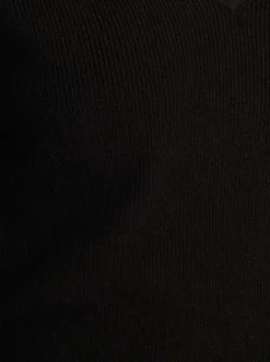 Pull noir uni, coupe droite à col v et à manches longues bouffantes