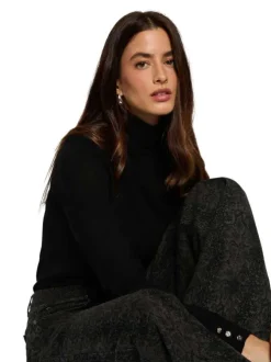 Pull noir uni pourvu d'un col roulé finement côtelé et de manches longues
