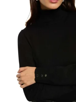 Pull noir uni pourvu d'un col roulé finement côtelé et de manches longues