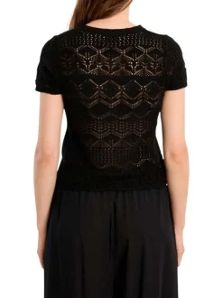 Pull noir uni pourvu d'une coupe ajustée et de manches courtes