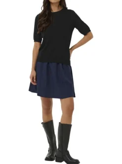 Pull noir uni pourvu d'une coupe ajustée et de manches courtes