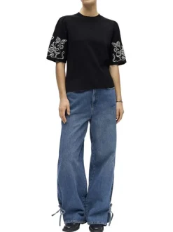 Pull noir uni pourvu d'une coupe droite et de manches courtes