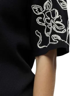 Pull noir uni pourvu d'une coupe droite et de manches courtes