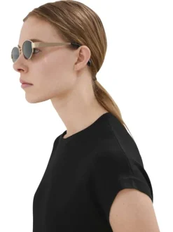 Pull noir uni pourvu d'une coupe droite et de manches courtes