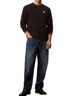 Pull noir uni texturé avec un petit patch brodé et à col rond