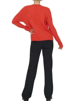 Pull orange uni avec une coupe droite et des manches longues