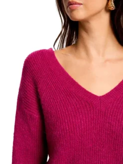 Pull prune uni avec une coupe à droite col v et des manches longues