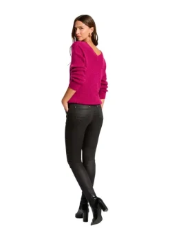 Pull prune uni avec une coupe à droite col v et des manches longues