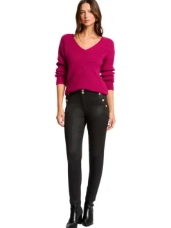 Pull prune uni avec une coupe à droite col v et des manches longues