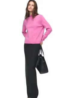 Pull rose basic uni fin avec un col montant et une coupe droite
