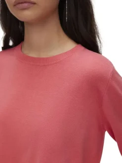 Pull rose à coupe ajustée pourvu d'un col rond et de manches longues