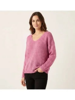 Pull rose à coupe ample pourvu d'un col arrondi et de manches longues